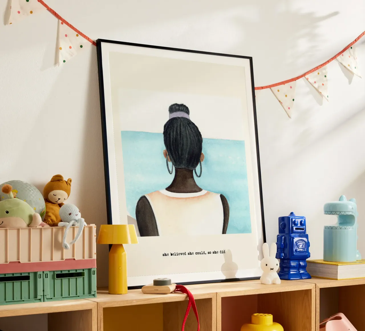 Sie glaubte, sie könnte es, also tat sie es. Zitat, Schwarzes Mädchen Poster mit Kunststoffrahmen von Peaches Art Prints