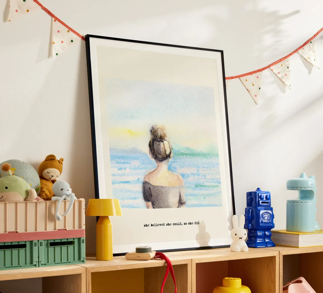 Sie glaubte, sie könnte es, also tat sie es. Zitat, Blondes Mädchen Poster mit Holzrahmen von Peaches Art Prints
