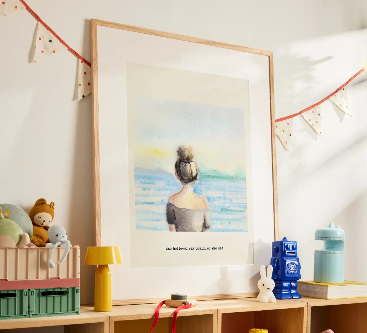Sie glaubte, sie könnte es, also tat sie es. Zitat, Blondes Mädchen Poster mit Holzrahmen von Peaches Art Prints