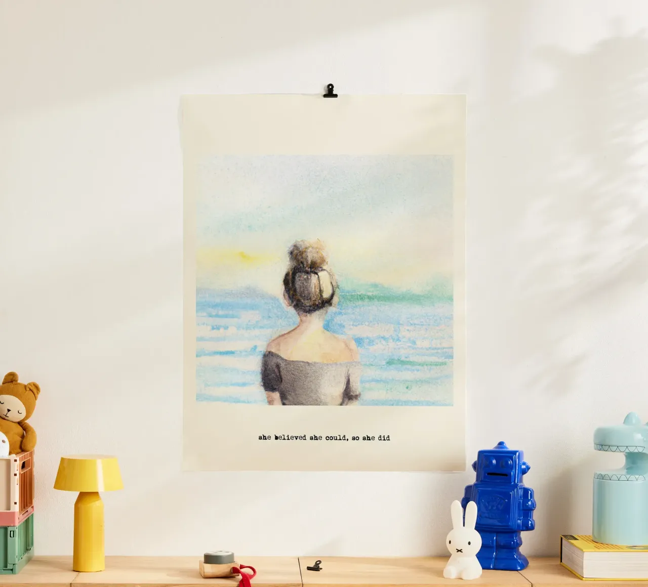 Sie glaubte, sie könnte es, also tat sie es. Zitat, Blondes Mädchen Poster mit Holzrahmen von Peaches Art Prints