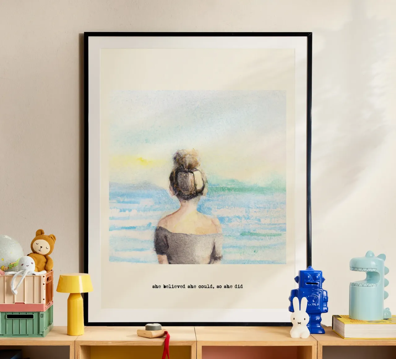 Sie glaubte, sie könnte es, also tat sie es. Zitat, Blondes Mädchen Poster mit Holzrahmen von Peaches Art Prints