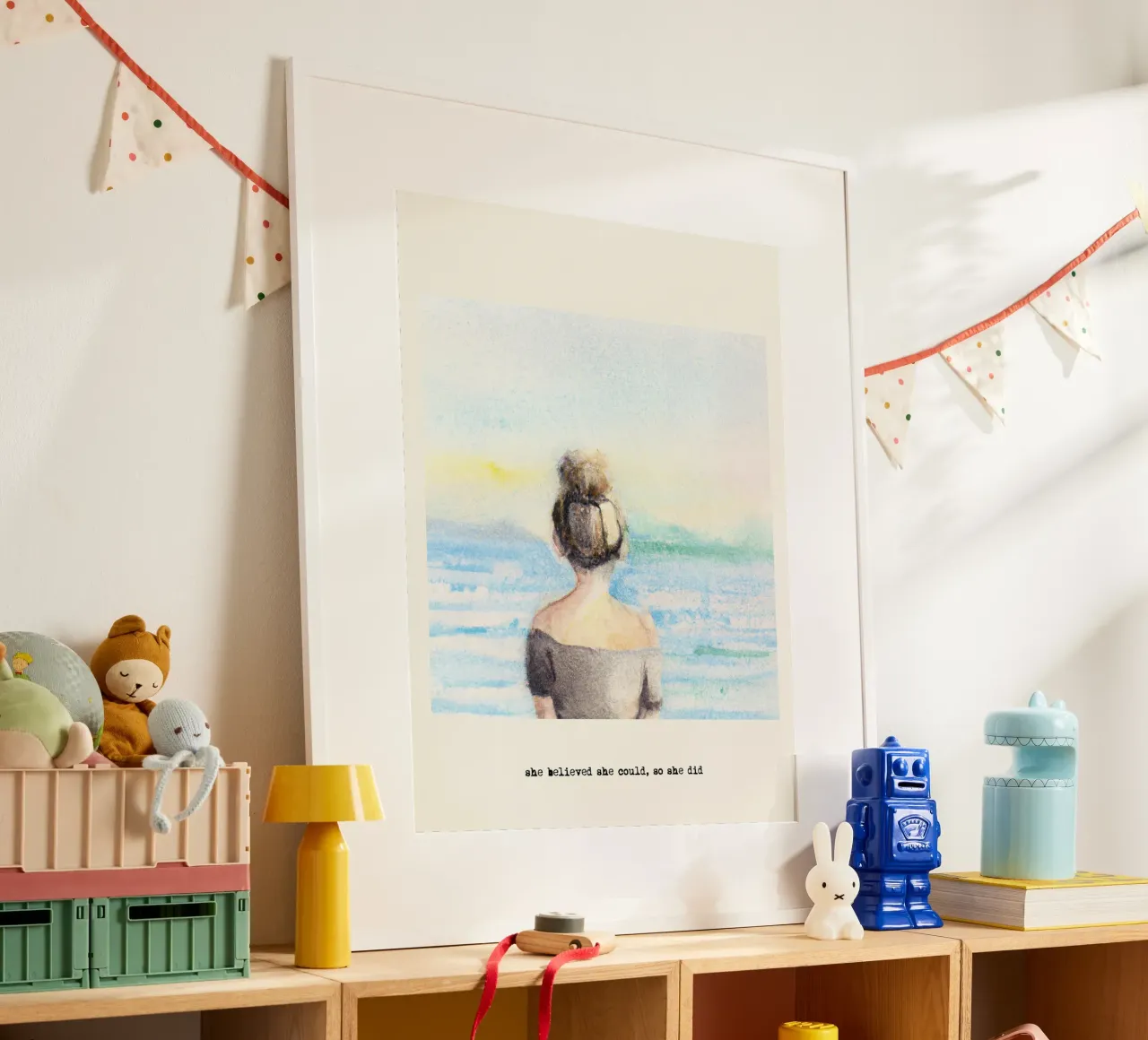 Sie glaubte, sie könnte es, also tat sie es. Zitat, Blondes Mädchen Poster mit Holzrahmen von Peaches Art Prints