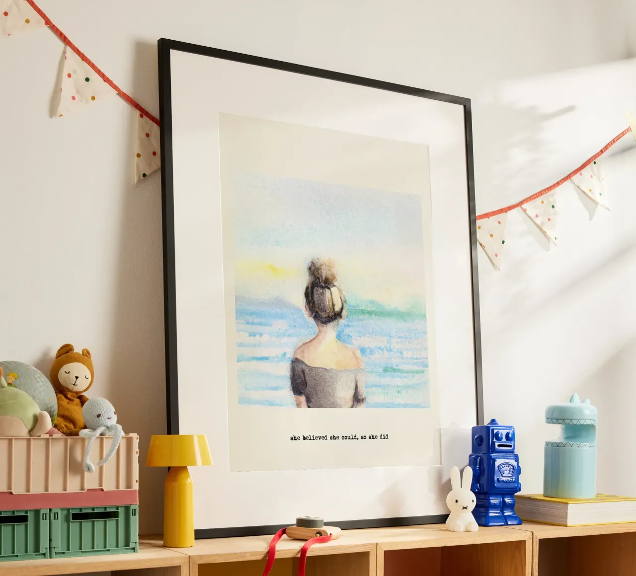 Sie glaubte, sie könnte es, also tat sie es. Zitat, Blondes Mädchen Poster mit Holzrahmen von Peaches Art Prints