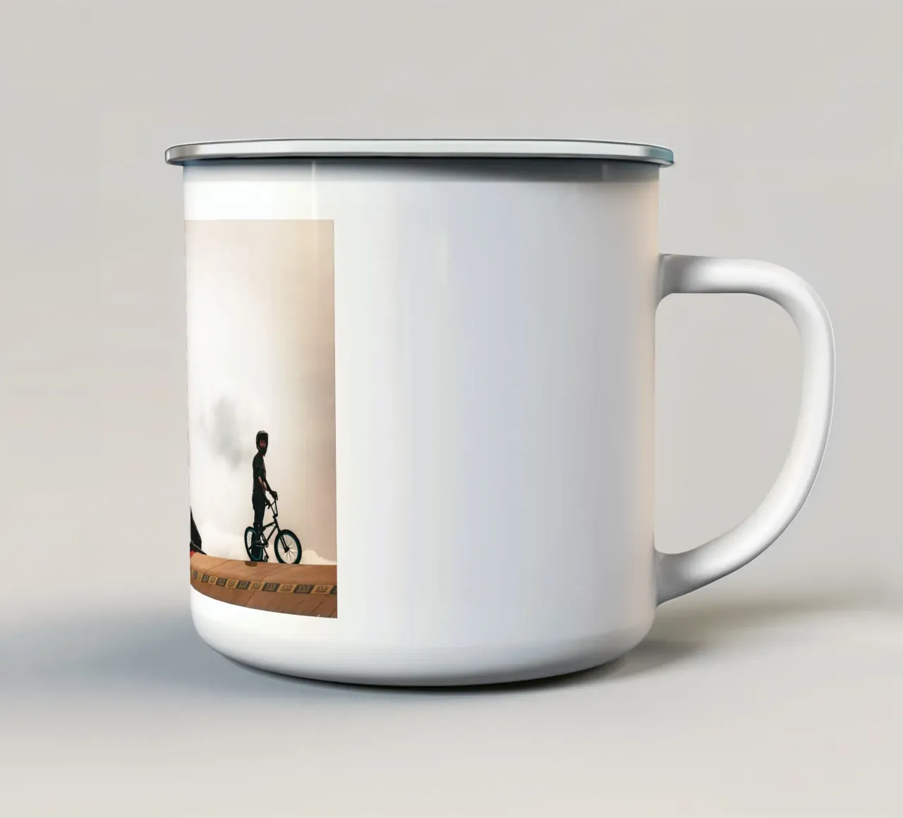 BMX Fahrer tazza in smalto da Flo Klein