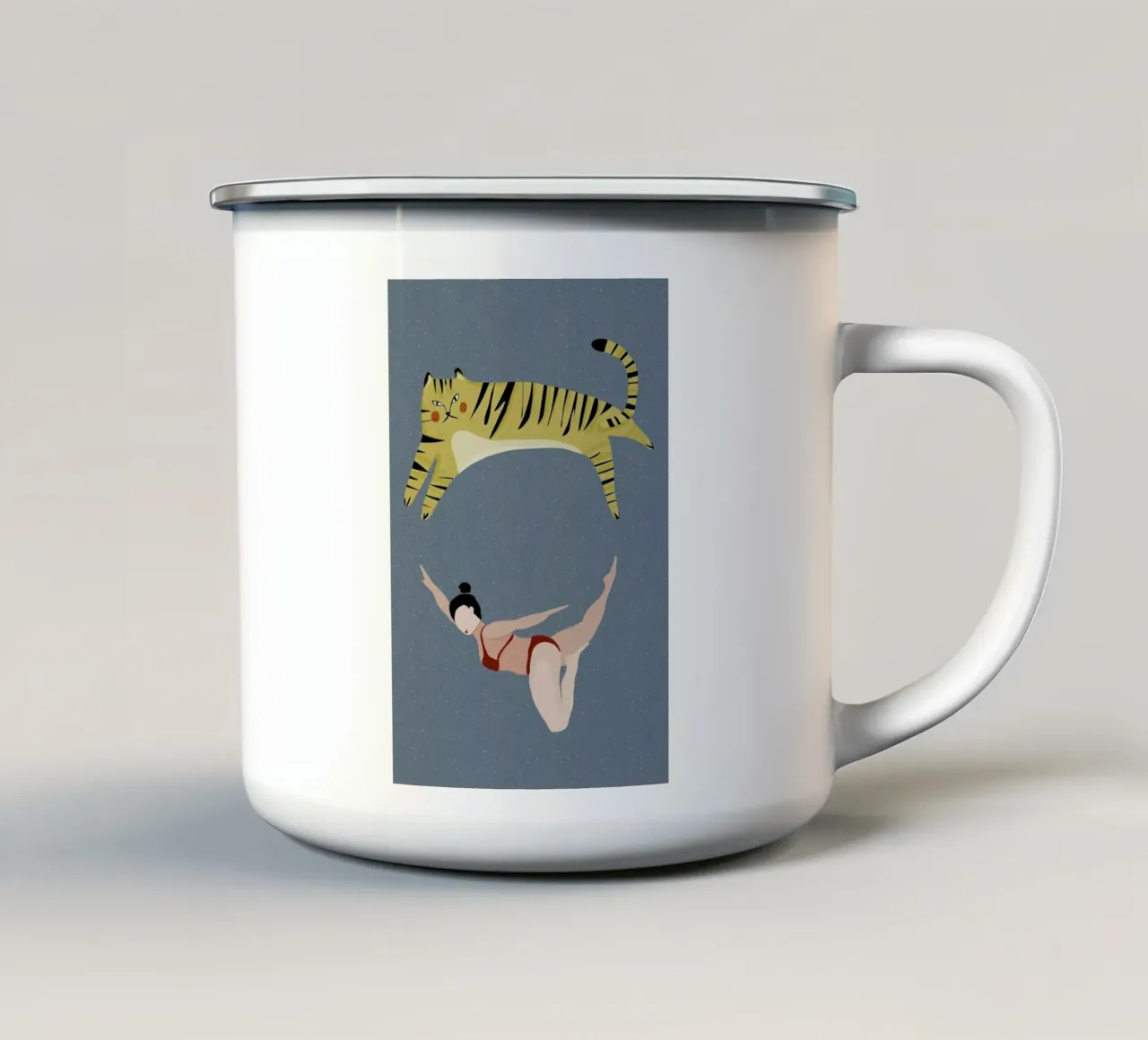 Swimming tazza in smalto da Amalia Restrepo