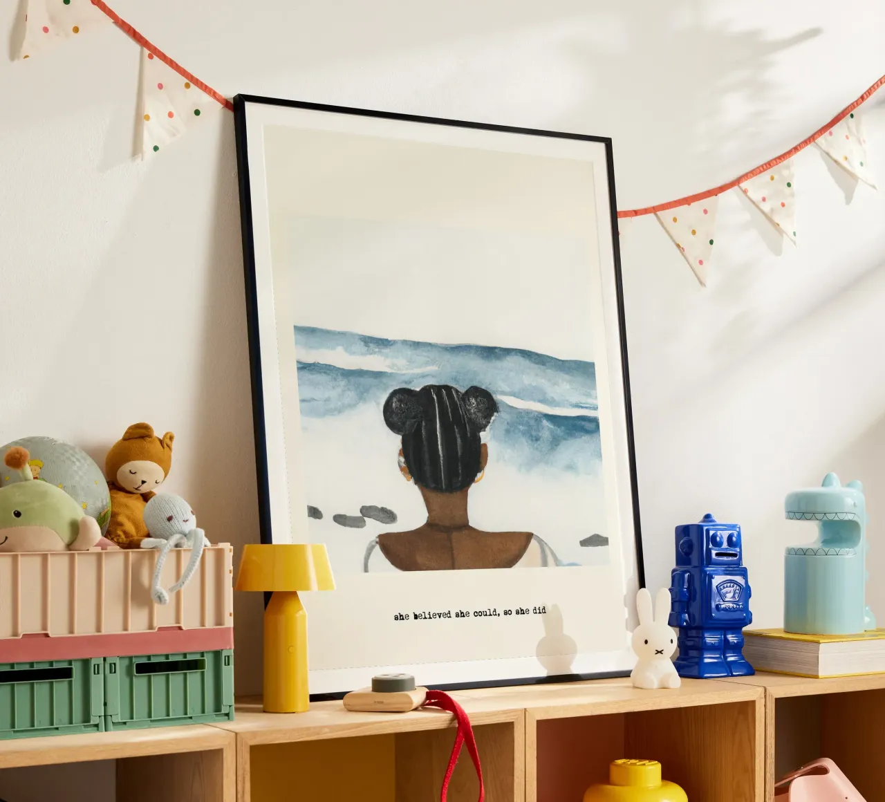 Sie glaubte, sie könnte es, also tat sie es. Zitat, Schwarze Frau Poster mit Holzrahmen von Peaches Art Prints
