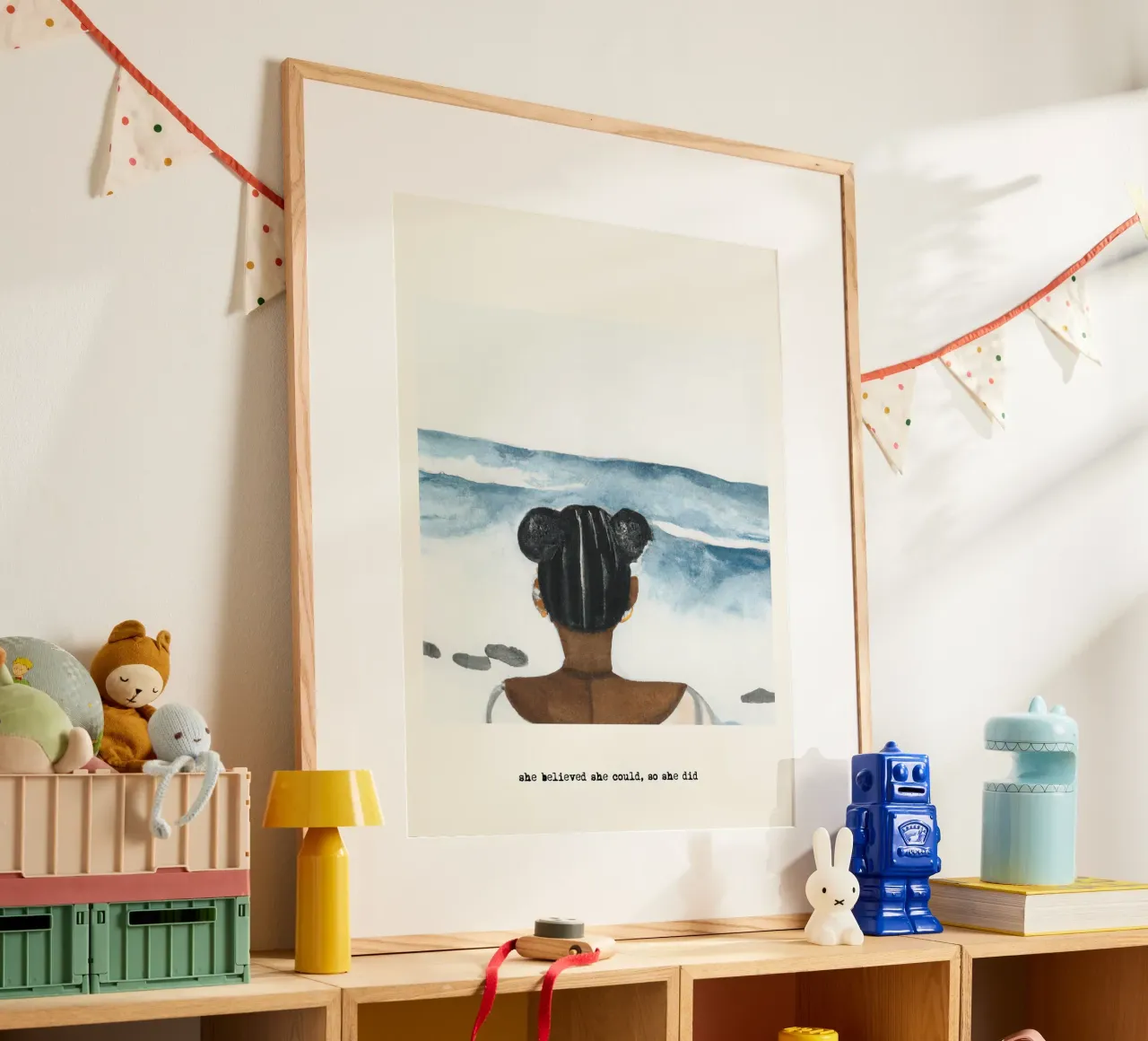 Sie glaubte, sie könnte es, also tat sie es. Zitat, Schwarze Frau Poster mit Holzrahmen von Peaches Art Prints