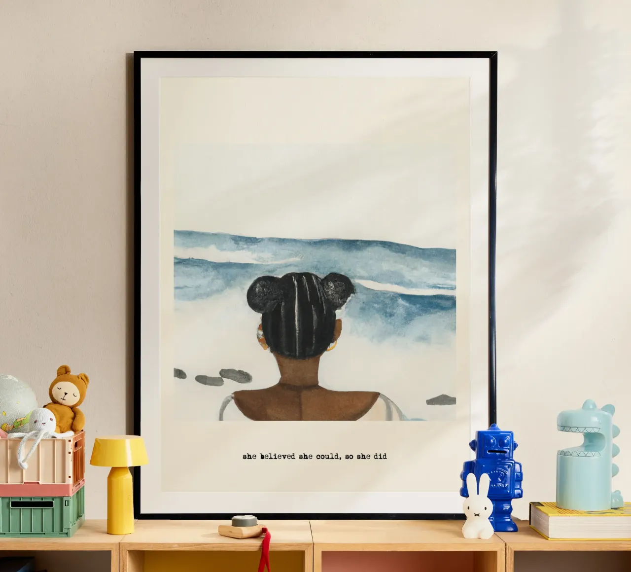 Sie glaubte, sie könnte es, also tat sie es. Zitat, Schwarze Frau Poster mit Holzrahmen von Peaches Art Prints