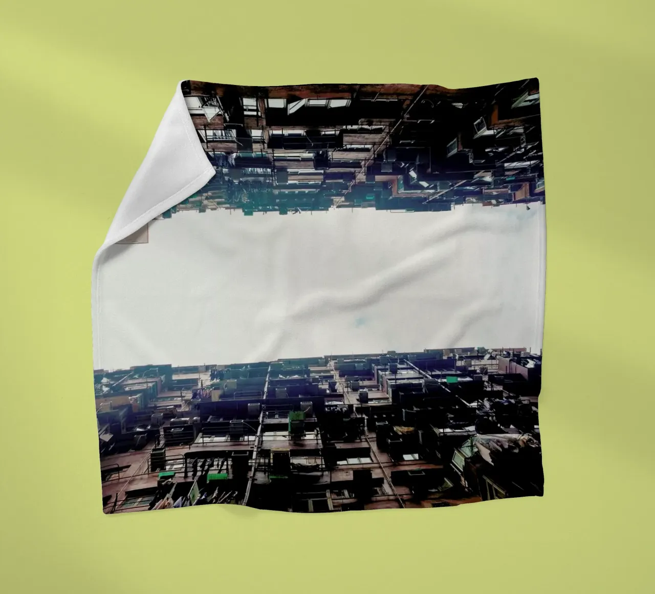 Hong Kong Quarry Bay coperta in pile da Marc Schulthess