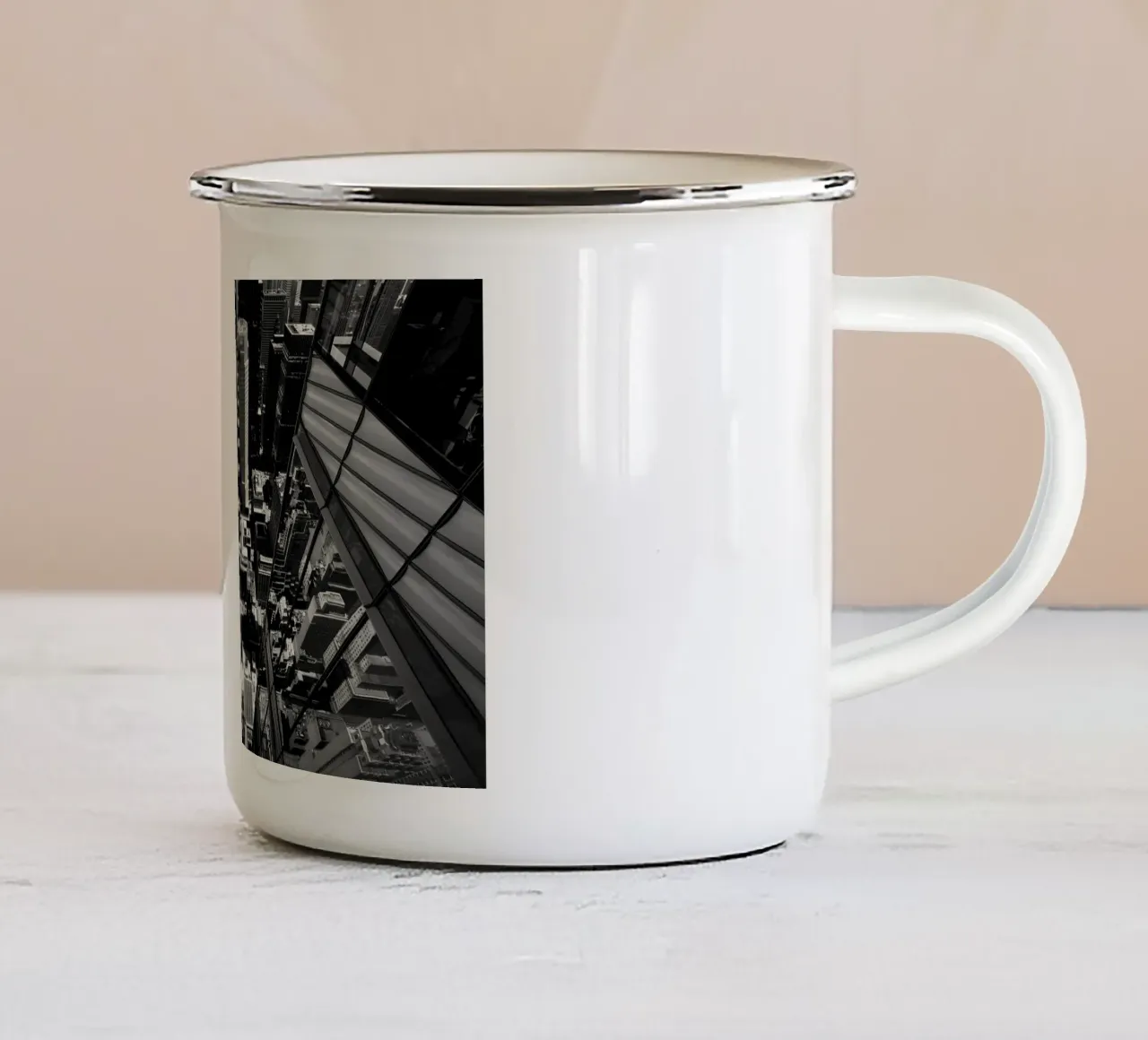 Black and White New York tazza in smalto da Flo Klein
