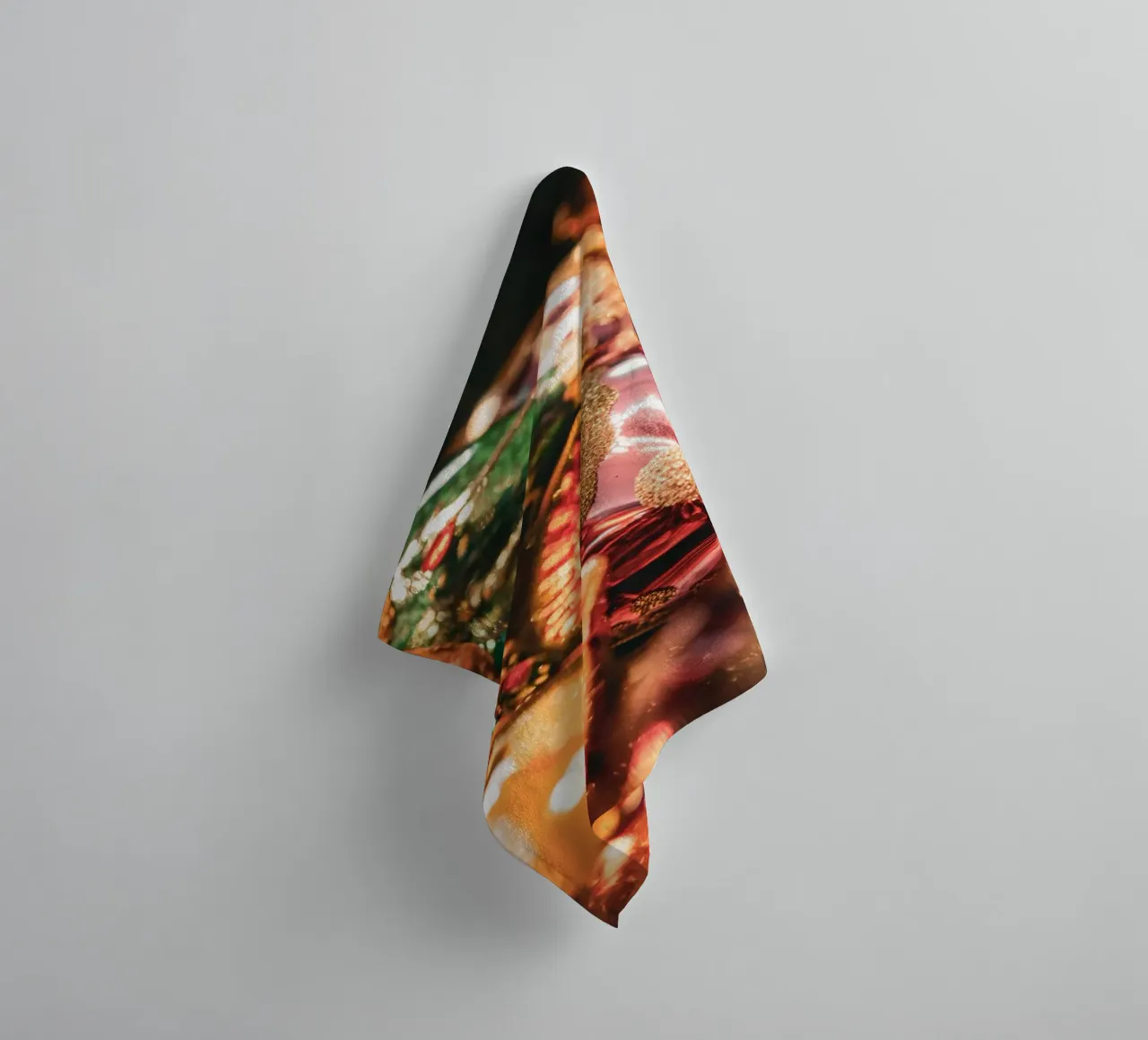 Weihnachtskugeln towel by Flo Klein