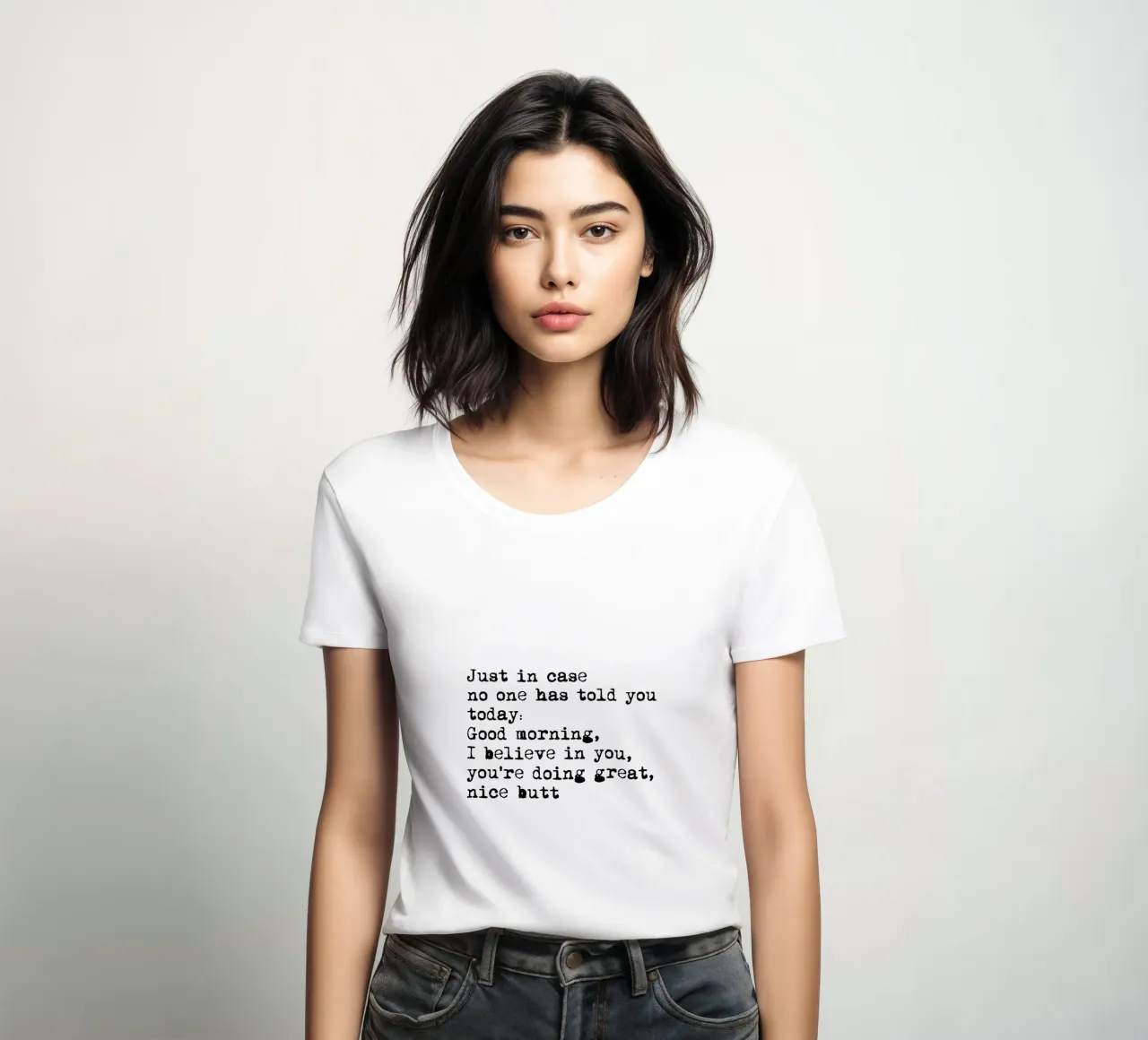 Citazione di Nice Bum in bianco e nero - Tipografia Typewriter t-shirt da donna da Peaches Art Prints