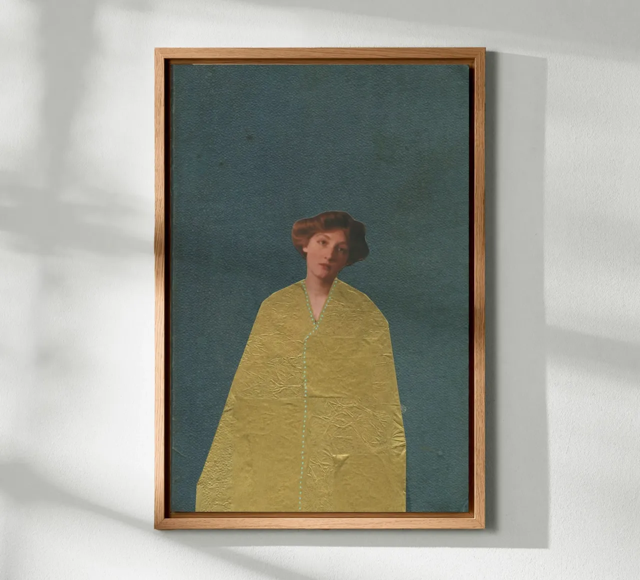 Cappotto d'oro tela con Cornice a cassetta da Cassia Beck Collage