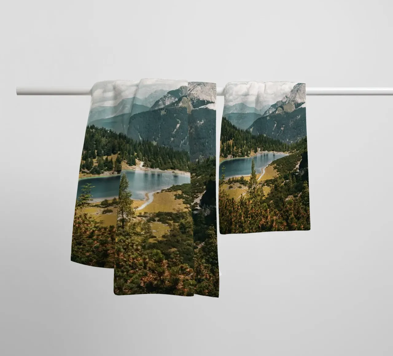 Bergsee badhanddoek van Flo Klein