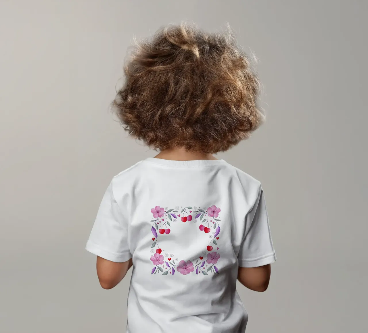 Ghirlanda floreale di fiori di ciliegio e cuori per un testo personalizzato maglietta neonato da CalliLetters