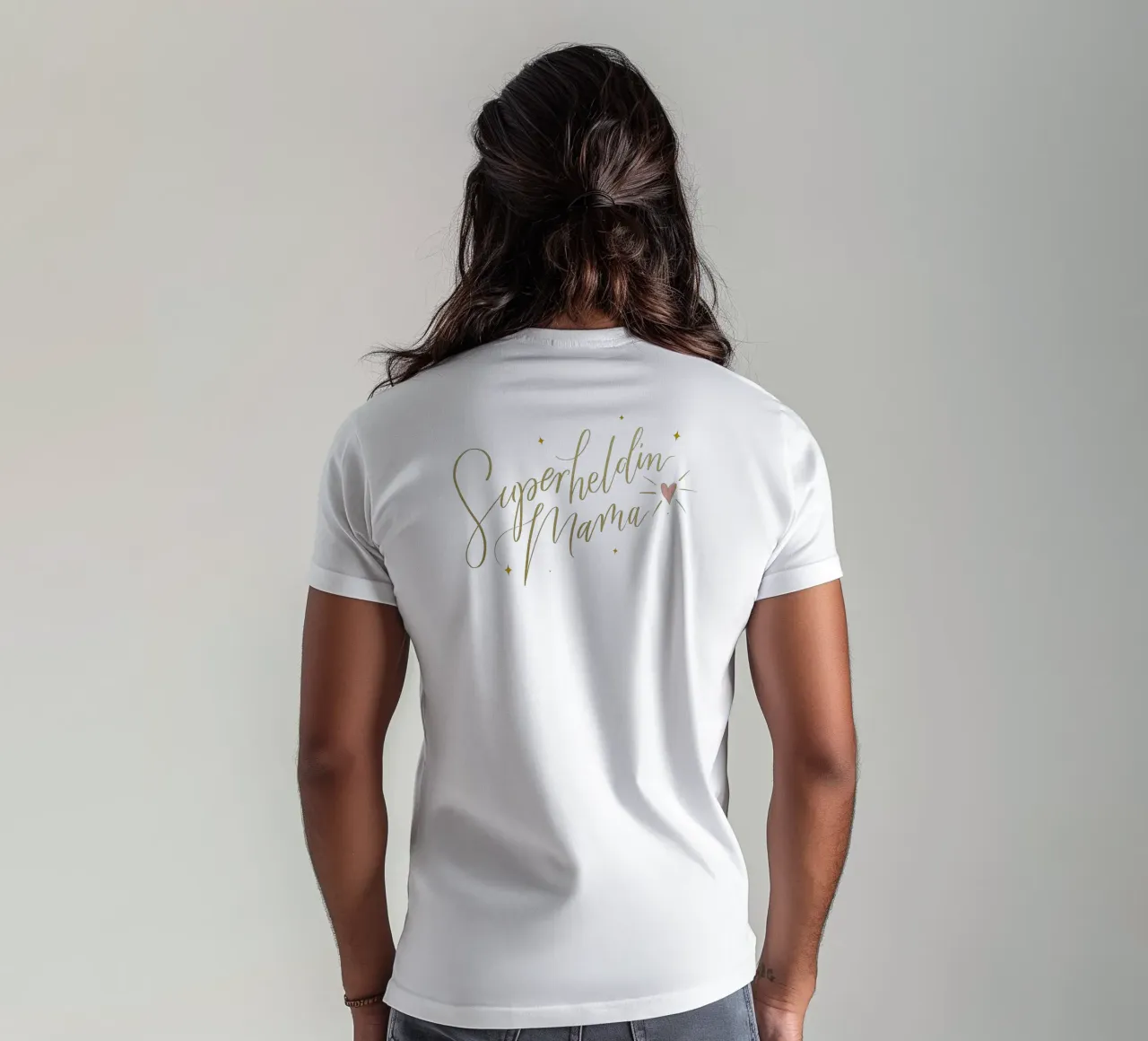 Mamma supereroe. Calligrafia a pennello con texture e cuore in oro t-shirt da CalliLetters