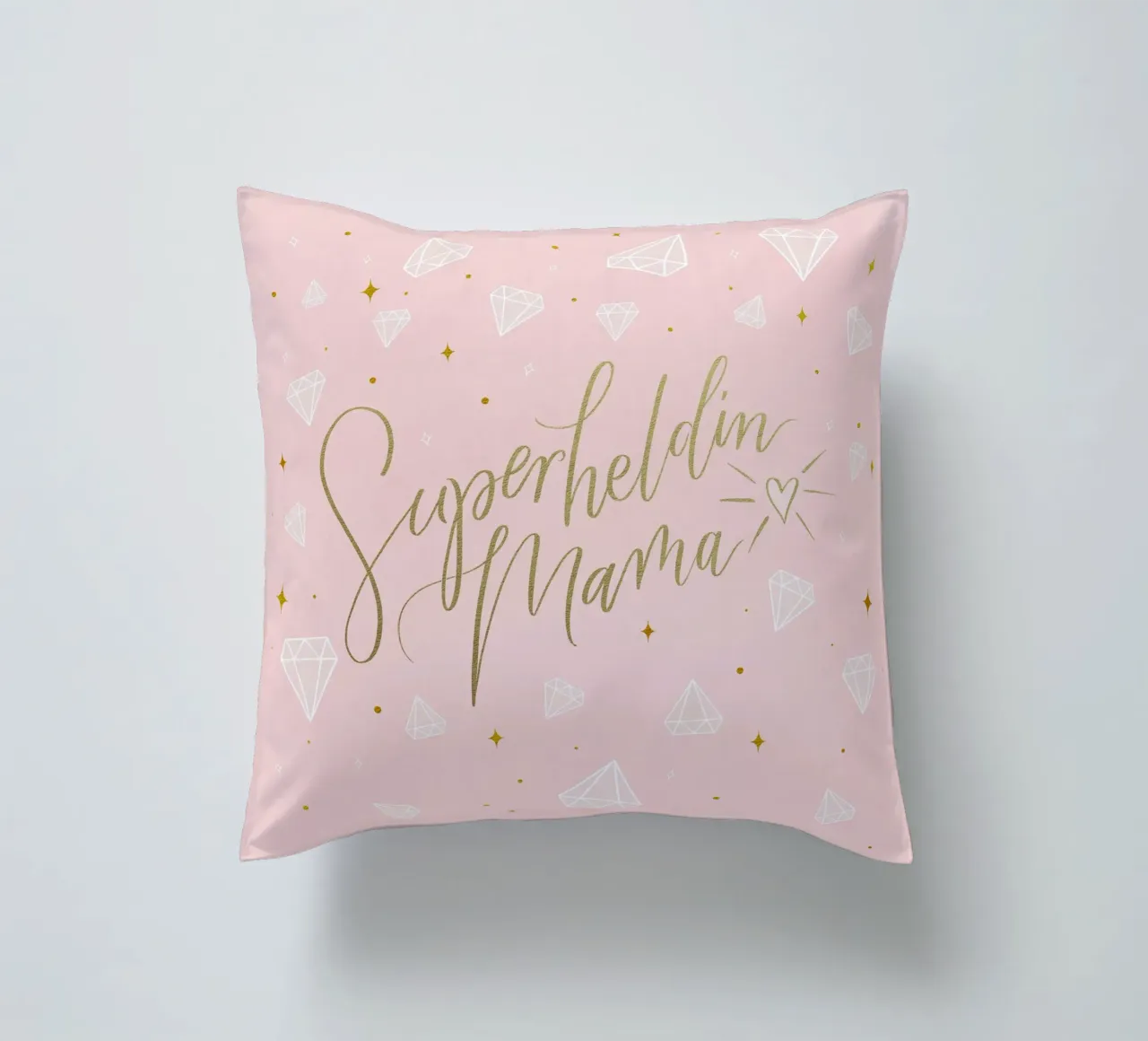Mamma supereroe. Calligrafia a pennello con texture e cuore in oro cuscino da CalliLetters