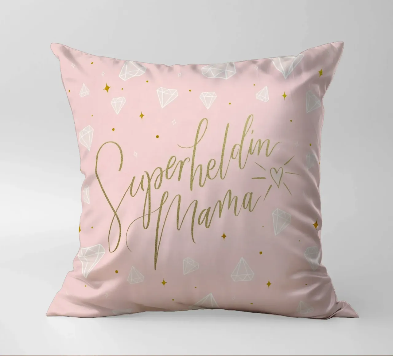Mamma supereroe. Calligrafia a pennello con texture e cuore in oro cuscino da CalliLetters