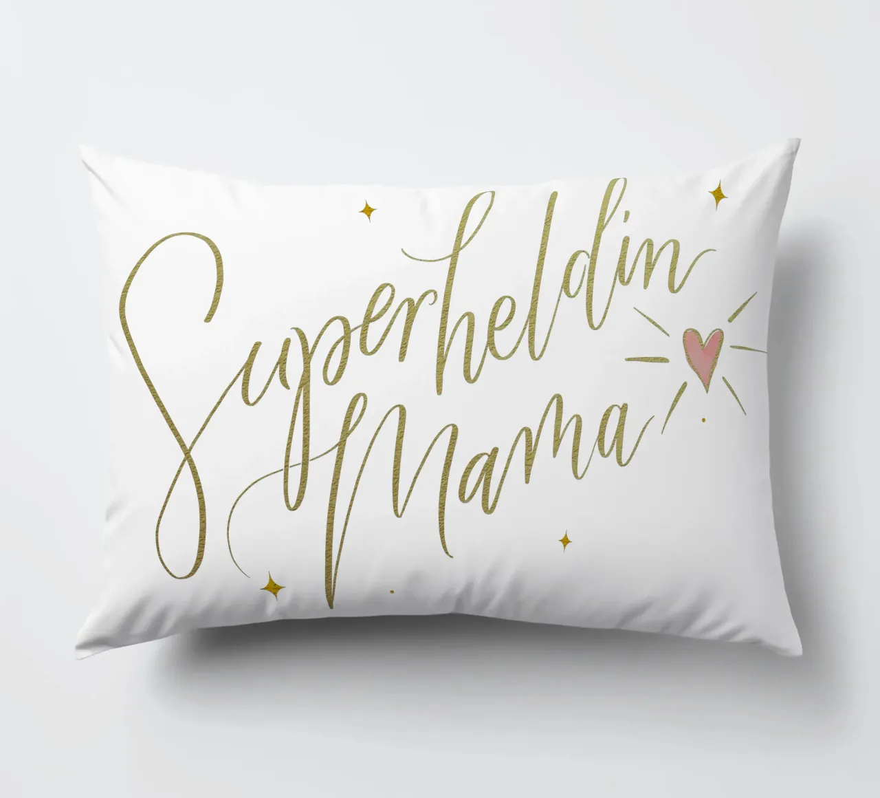 Mamma supereroe. Calligrafia a pennello con texture e cuore in oro cuscino da CalliLetters