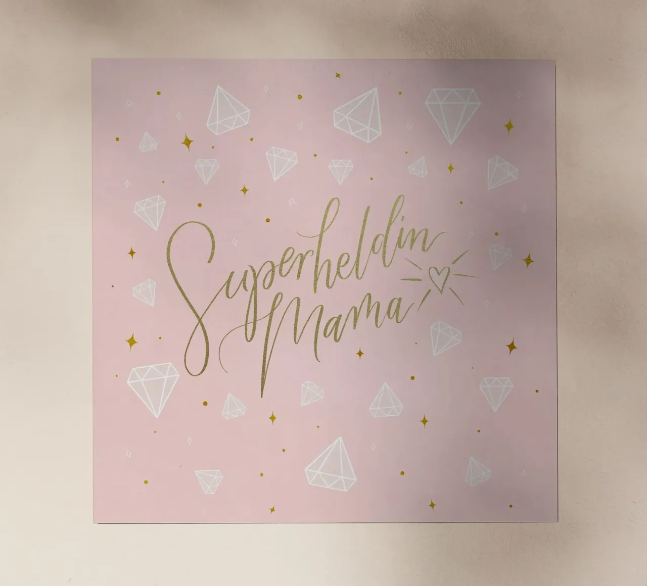 Mamma supereroe. Calligrafia a pennello con texture e cuore in oro pellicola backlit da CalliLetters