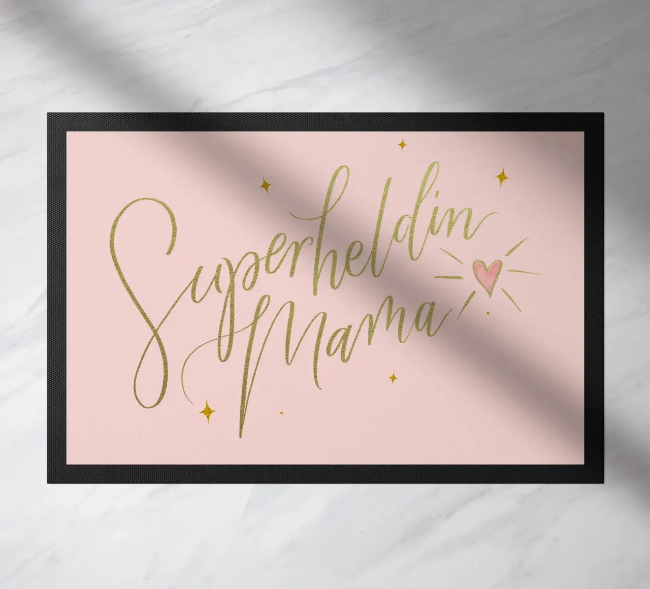 Mamma supereroe. Calligrafia a pennello con texture e cuore in oro zerbino da CalliLetters