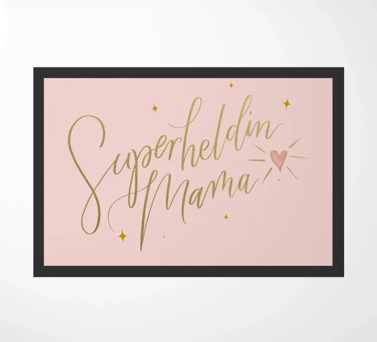 Mamma supereroe. Calligrafia a pennello con texture e cuore in oro zerbino da CalliLetters