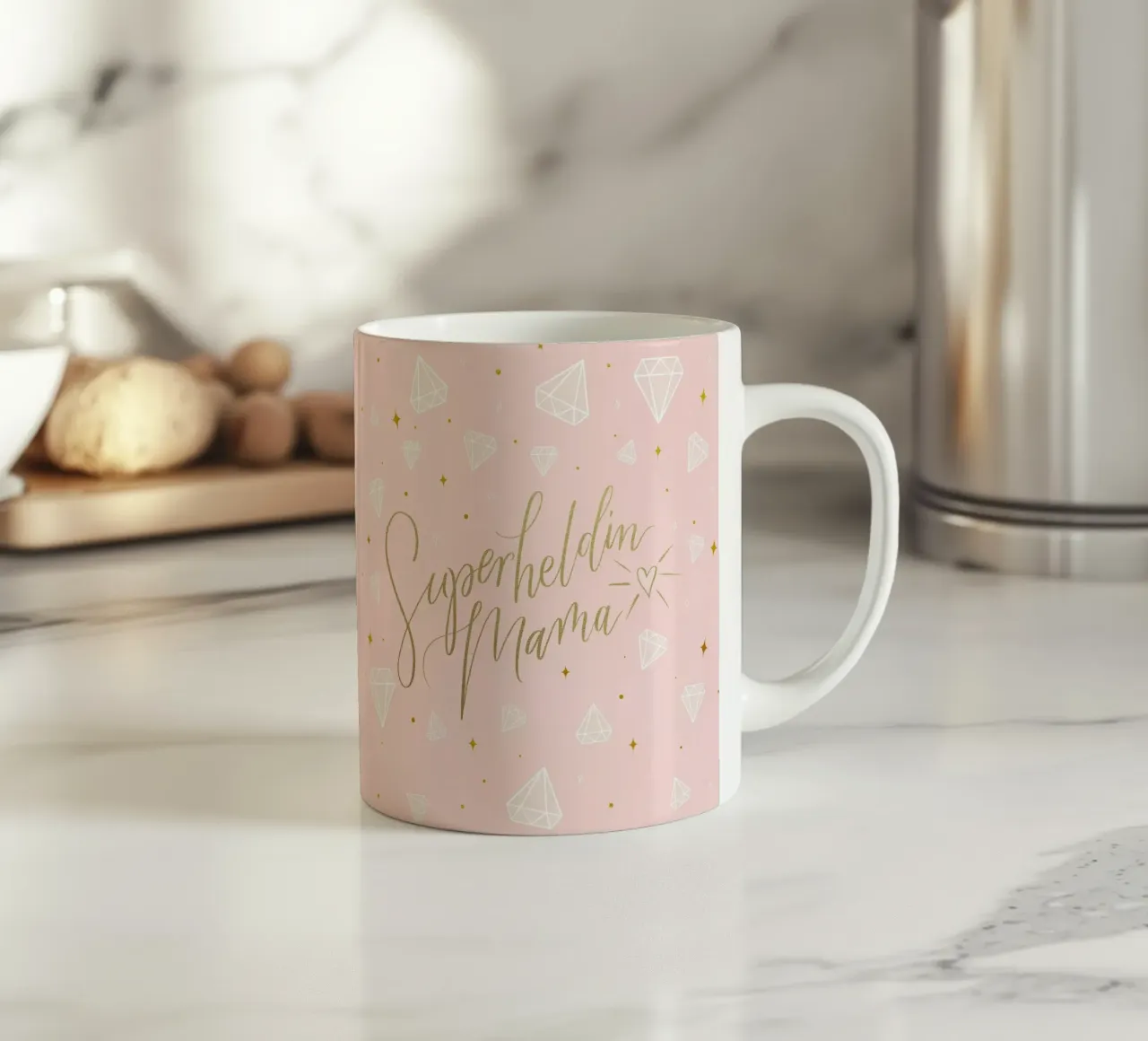 Mamma supereroe. Calligrafia a pennello con texture e cuore in oro tazza in ceramica da CalliLetters