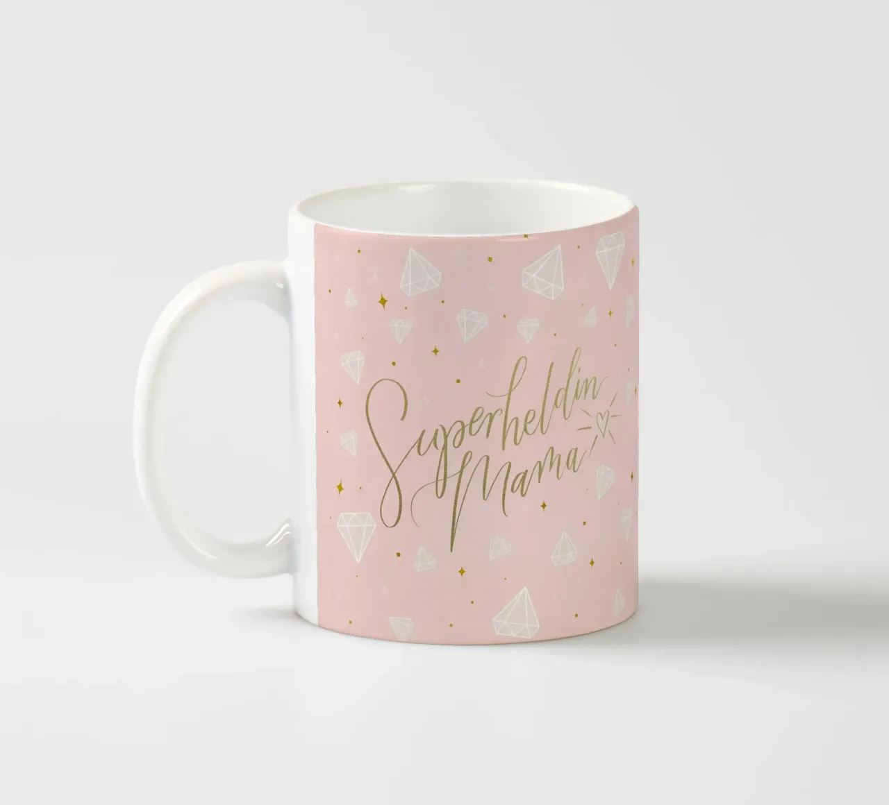 Mamma supereroe. Calligrafia a pennello con texture e cuore in oro tazza in ceramica da CalliLetters