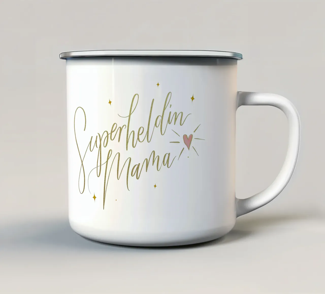 Mamma supereroe. Calligrafia a pennello con texture e cuore in oro tazza in smalto da CalliLetters