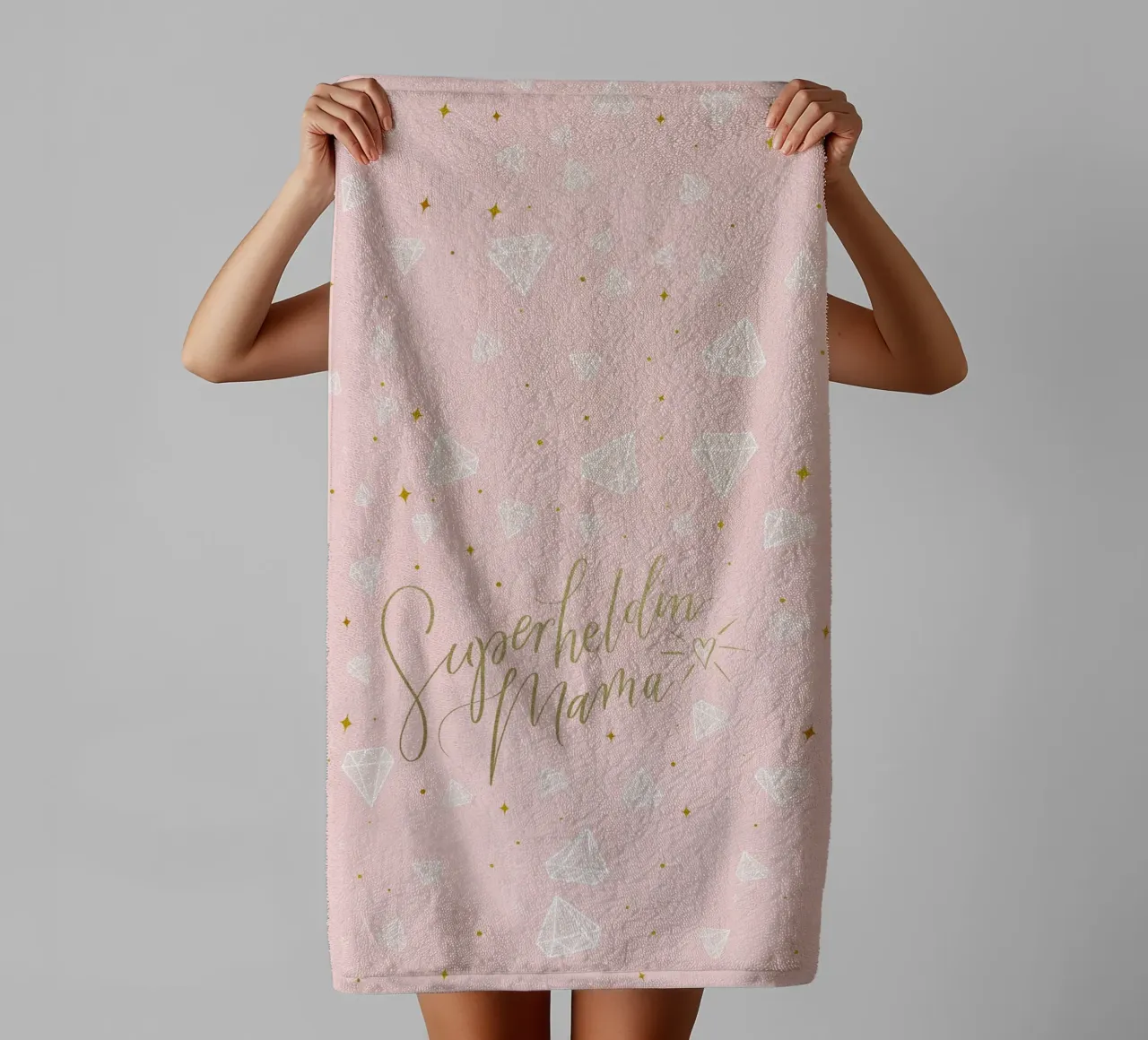 Mamma supereroe. Calligrafia a pennello con texture e cuore in oro asciugamano da bagno da CalliLetters