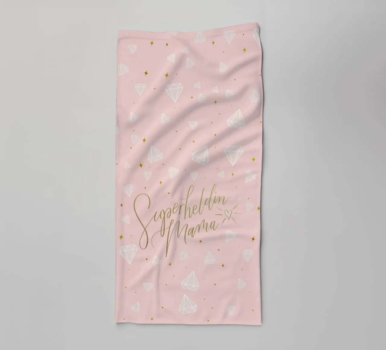 Mamma supereroe. Calligrafia a pennello con texture e cuore in oro asciugamano da bagno da CalliLetters