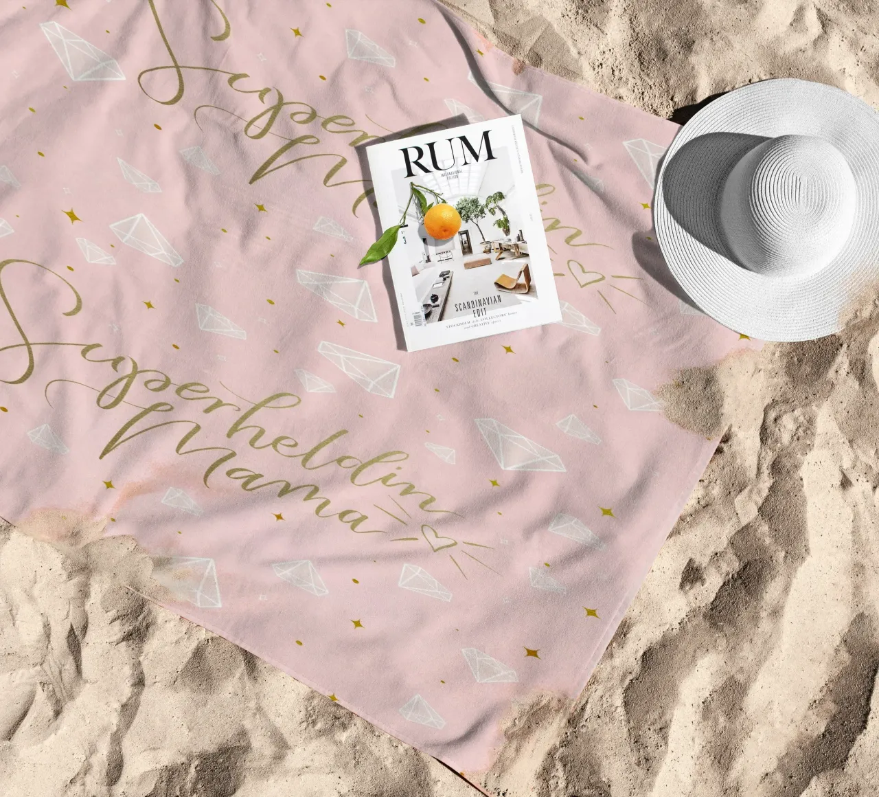 Mamma supereroe. Calligrafia a pennello con texture e cuore in oro telo mare da CalliLetters