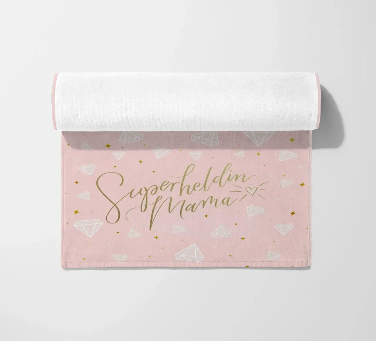 Mamma supereroe. Calligrafia a pennello con texture e cuore in oro telo mare da CalliLetters