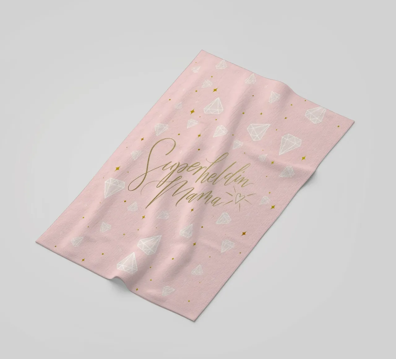 Mamma supereroe. Calligrafia a pennello con texture e cuore in oro telo mare da CalliLetters