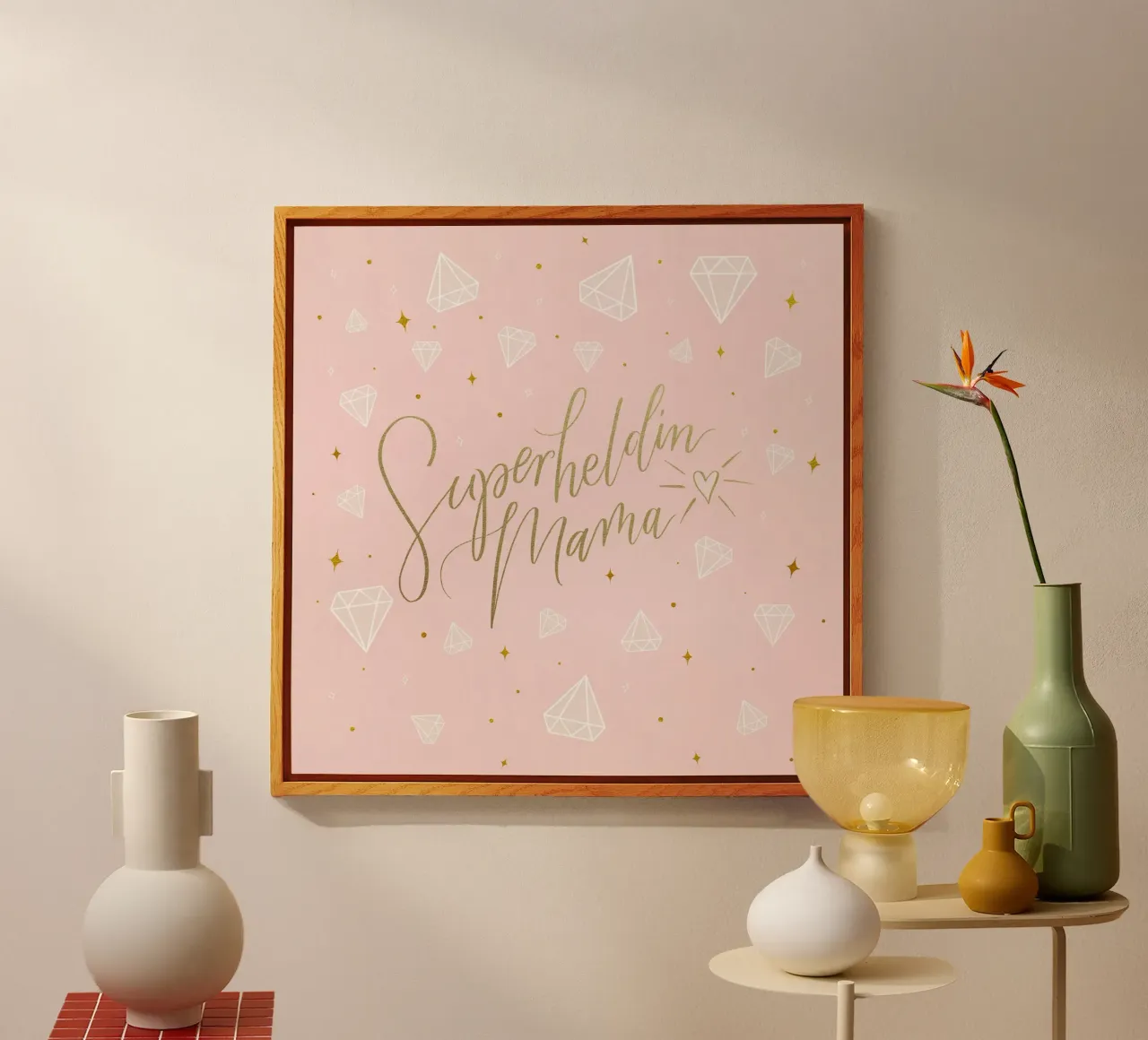 Mamma supereroe. Calligrafia a pennello con texture e cuore in oro plexiglass da CalliLetters