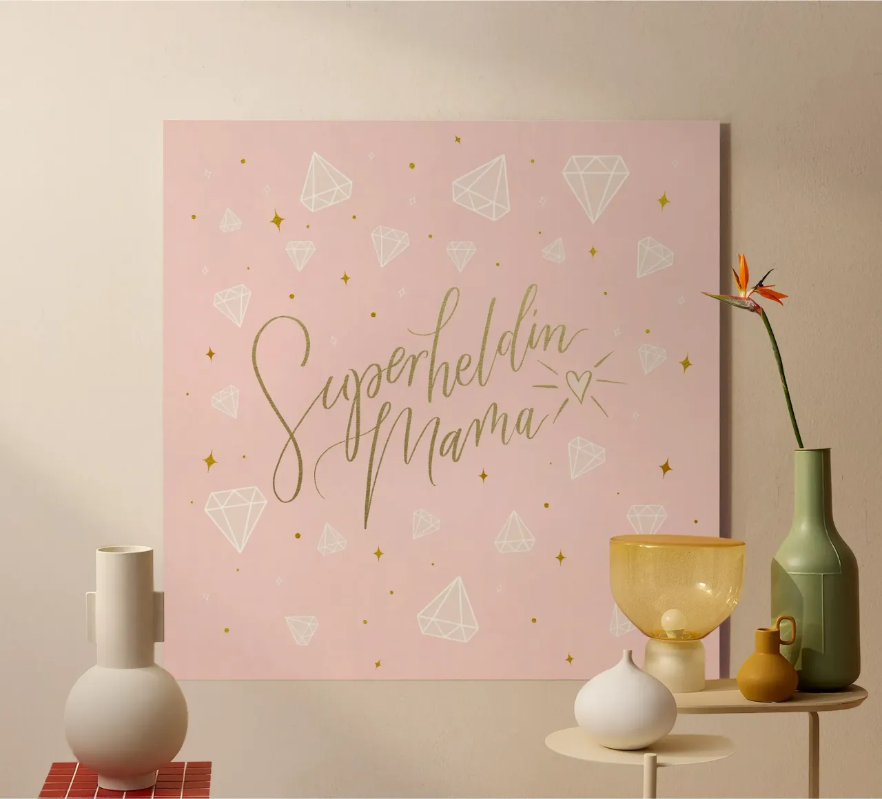 Mamma supereroe. Calligrafia a pennello con texture e cuore in oro plexiglass da CalliLetters