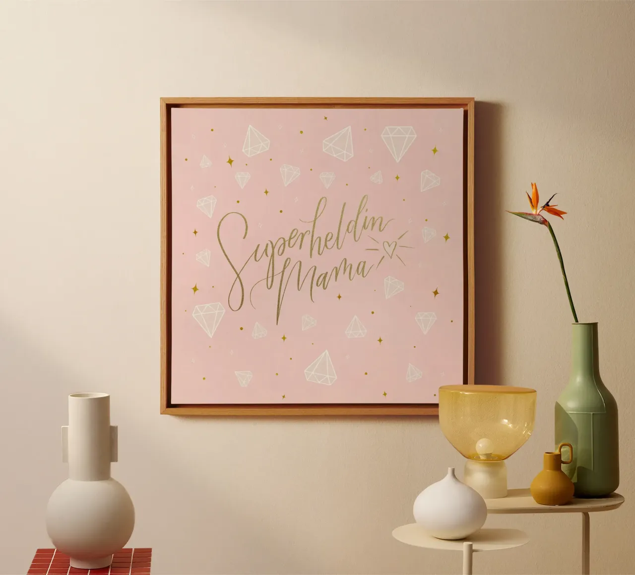Superheldin moeder. Penseelkalligrafie met gouden textuur en hartje canvas met Baklijst van CalliLetters