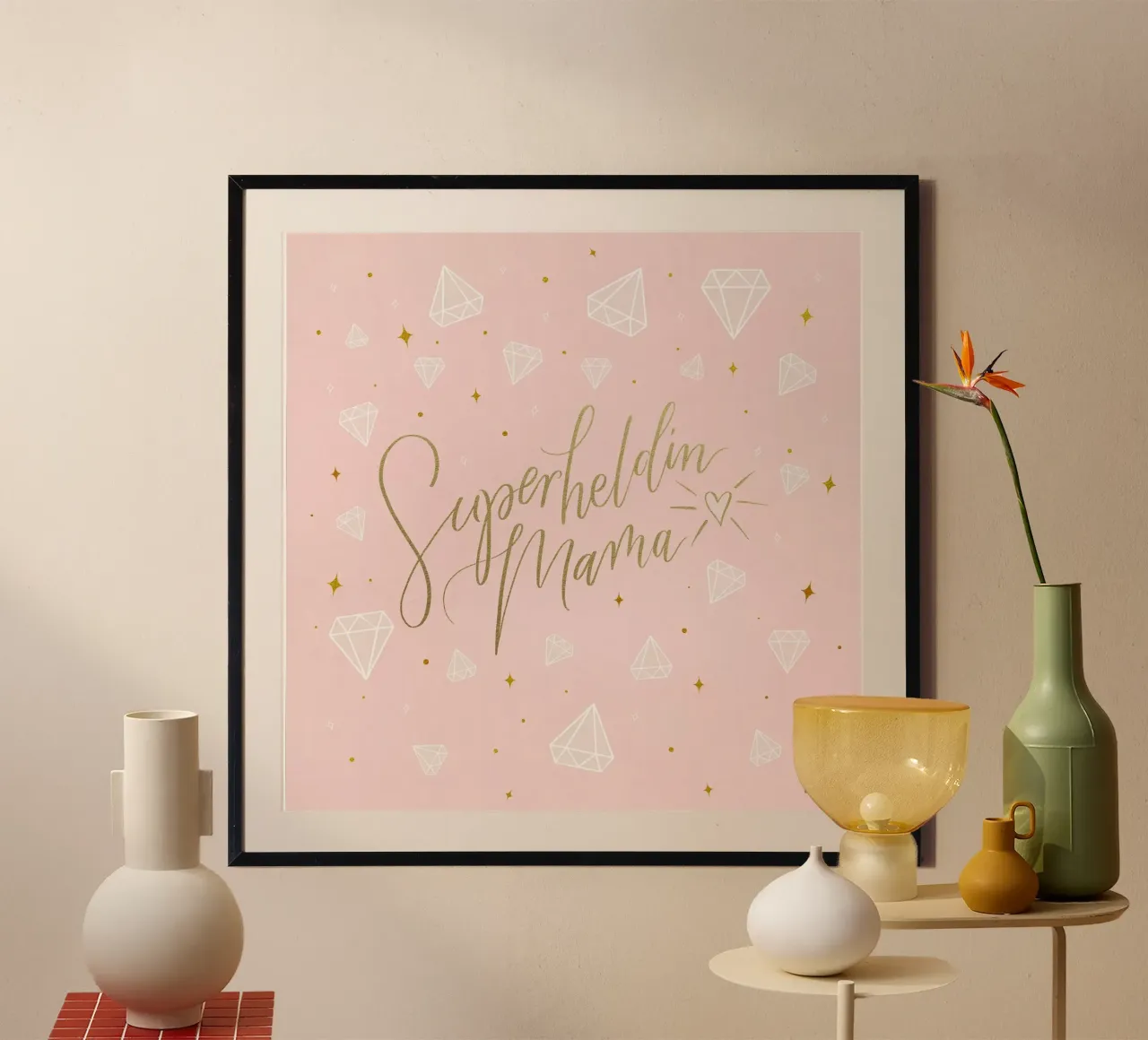 Mamma supereroe. Calligrafia a pennello con texture e cuore in oro poster con telaio in legno da CalliLetters