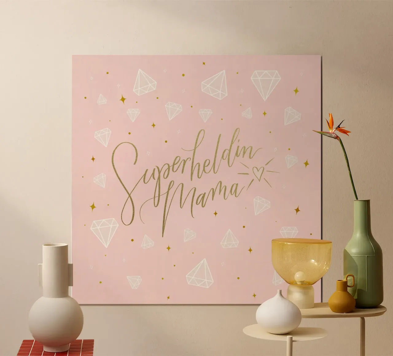 Mamma supereroe. Calligrafia a pennello con texture e cuore in oro poster con telaio in legno da CalliLetters