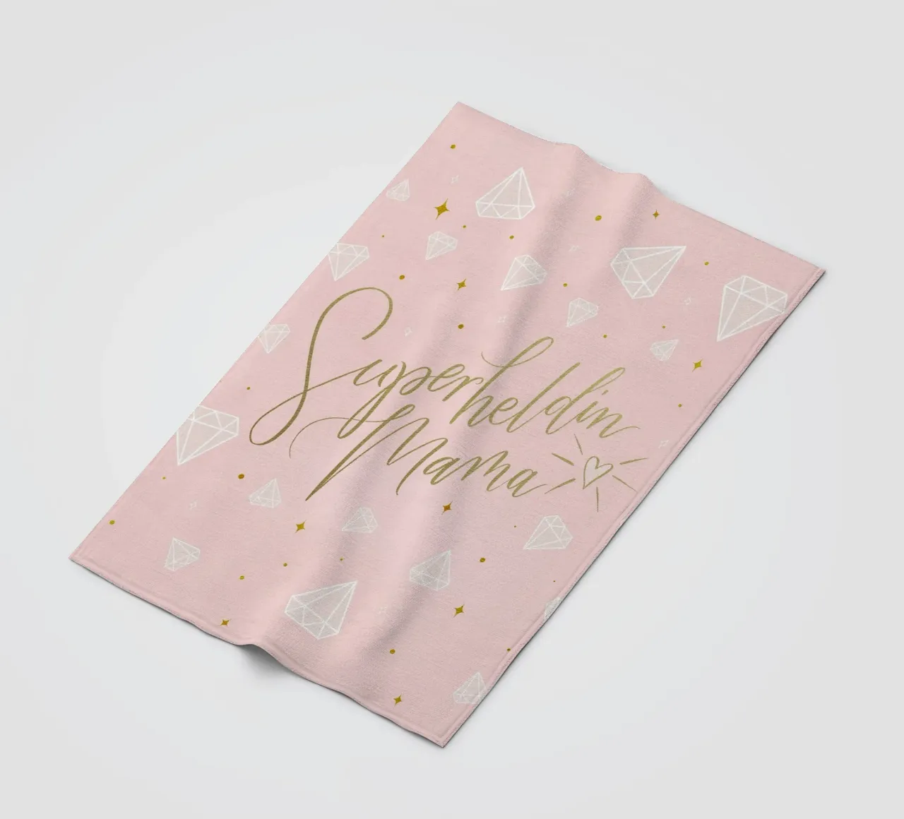 Mamma supereroe. Calligrafia a pennello con texture e cuore in oro coperta in pile da CalliLetters