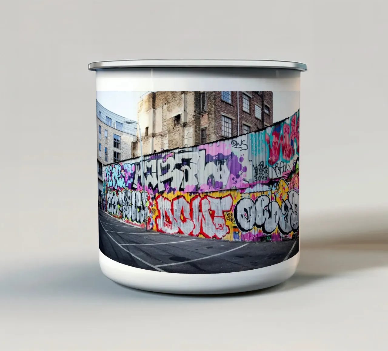 Graffiti Wall tazza in smalto da Flo Klein