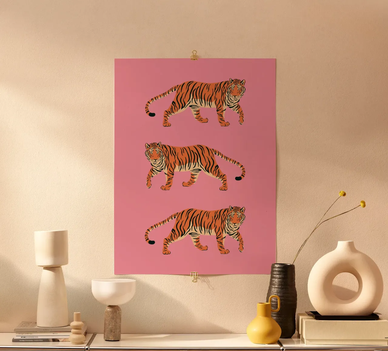 Tigri in rosa - Elegante arte da parete con motivo animale poster da Studio Mooodz