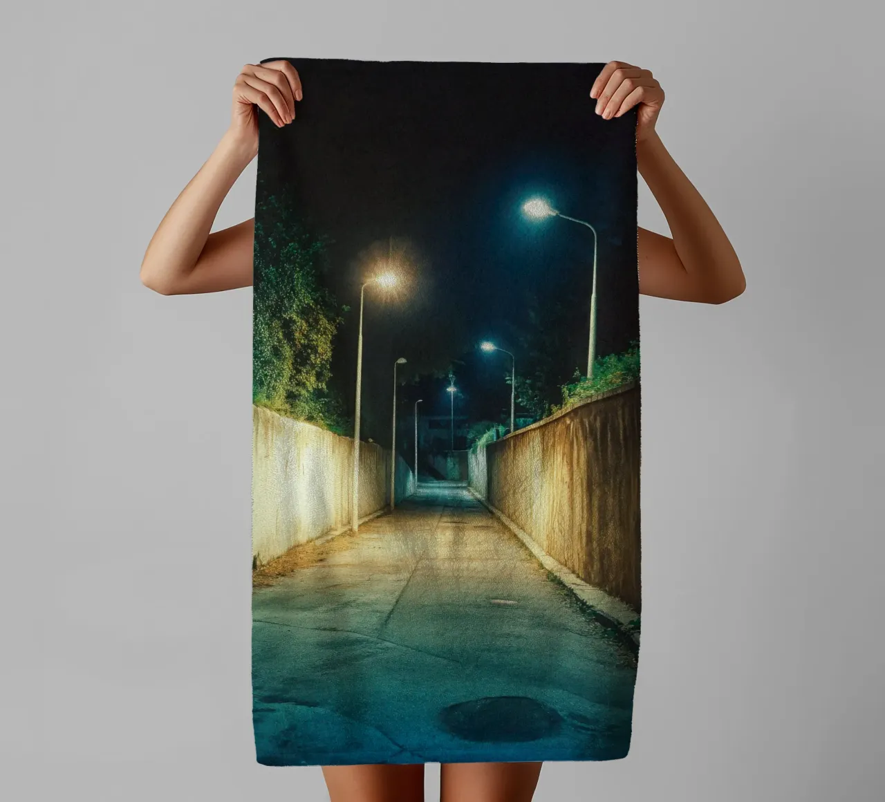 Hanoi: la poesia delle strade notturne asciugamano da bagno da By Night