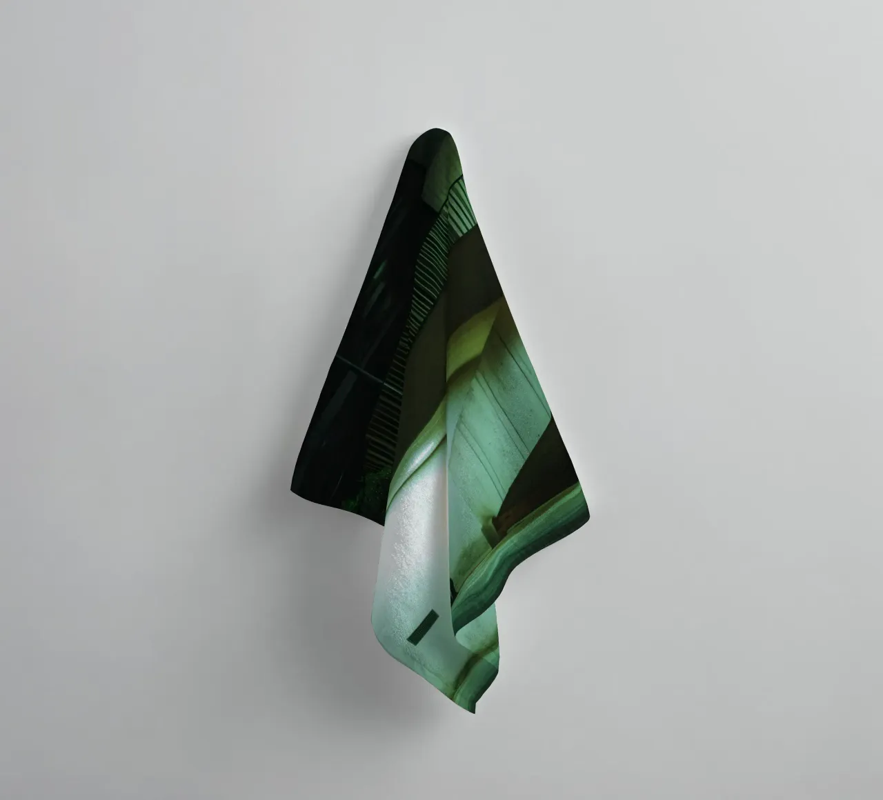 De bewaker van de schaduwen in Hanoi badhanddoek van By Night