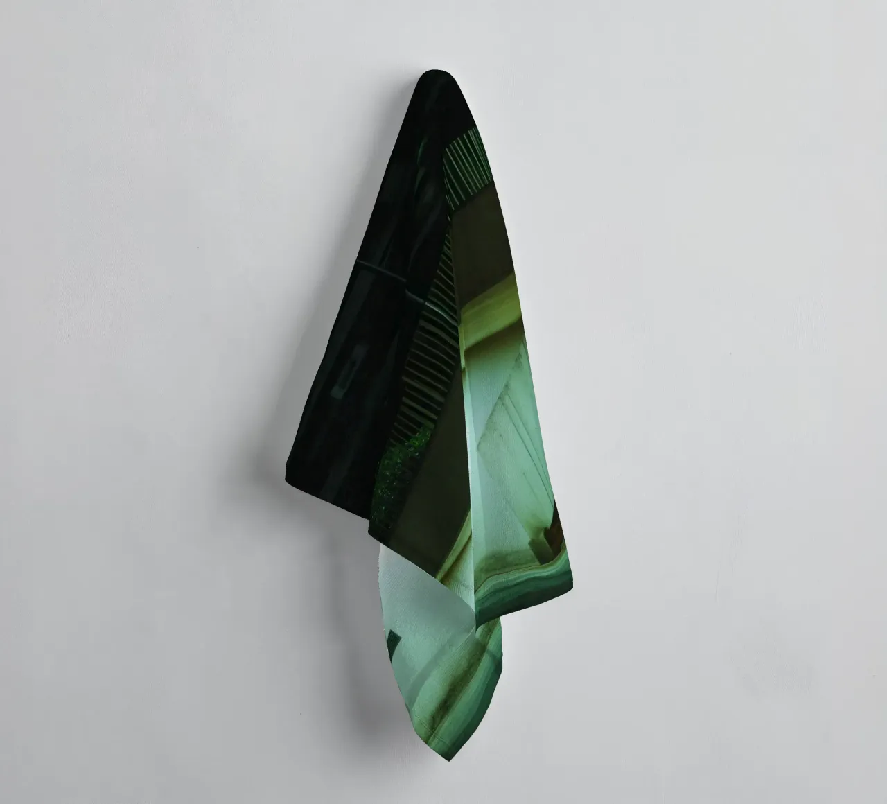 De bewaker van de schaduwen in Hanoi badhanddoek van By Night