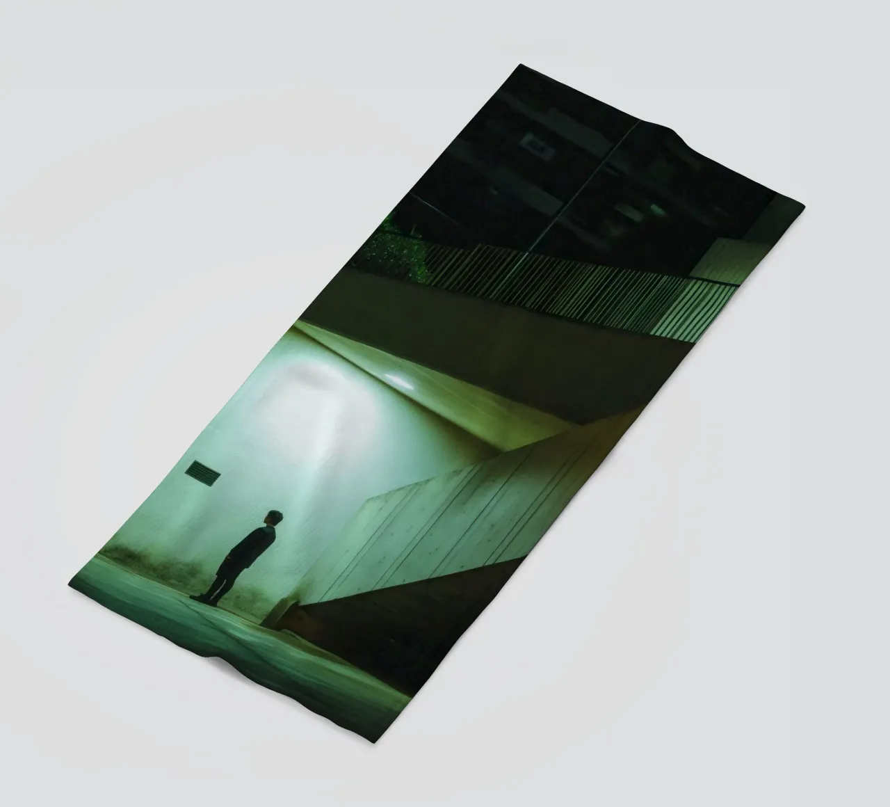 Der Hüter der Schatten in Hanoi Strandtuch von By Night