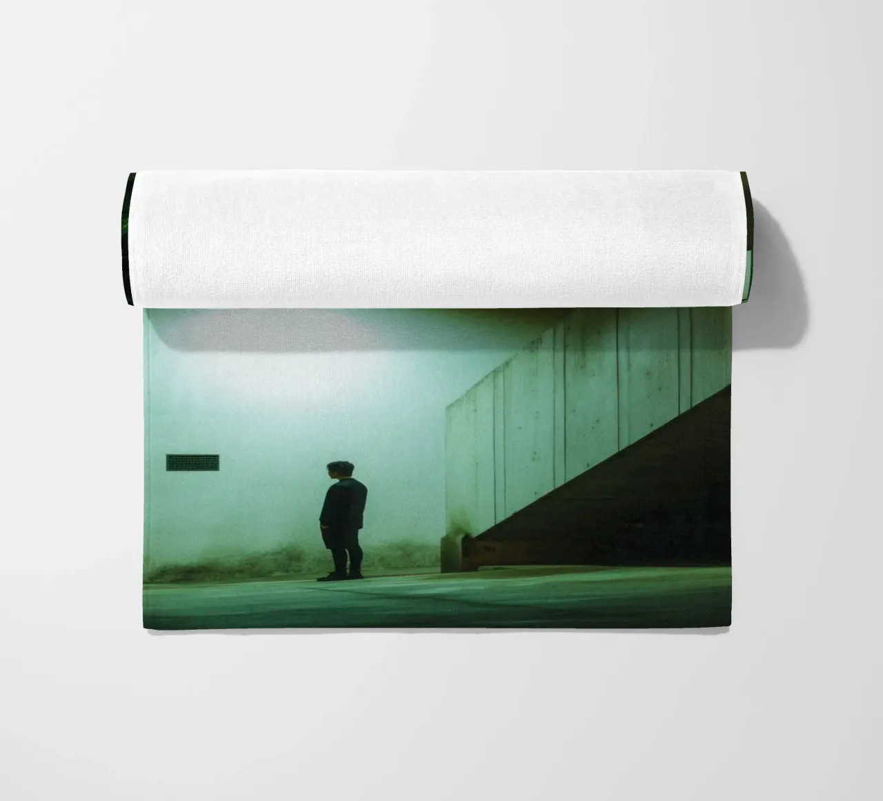 Der Hüter der Schatten in Hanoi Strandtuch von By Night