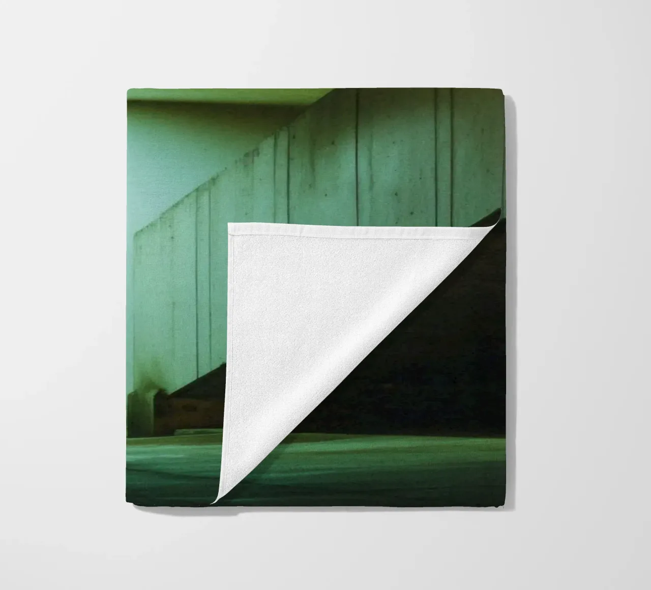 Der Hüter der Schatten in Hanoi Strandtuch von By Night