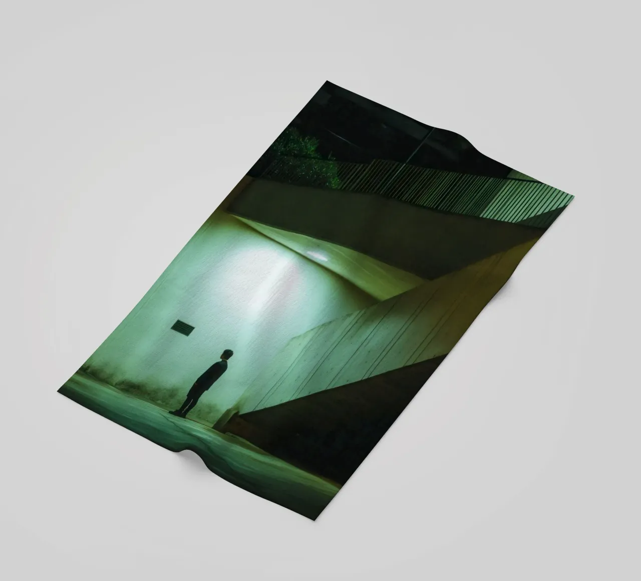 Der Hüter der Schatten in Hanoi Strandtuch von By Night