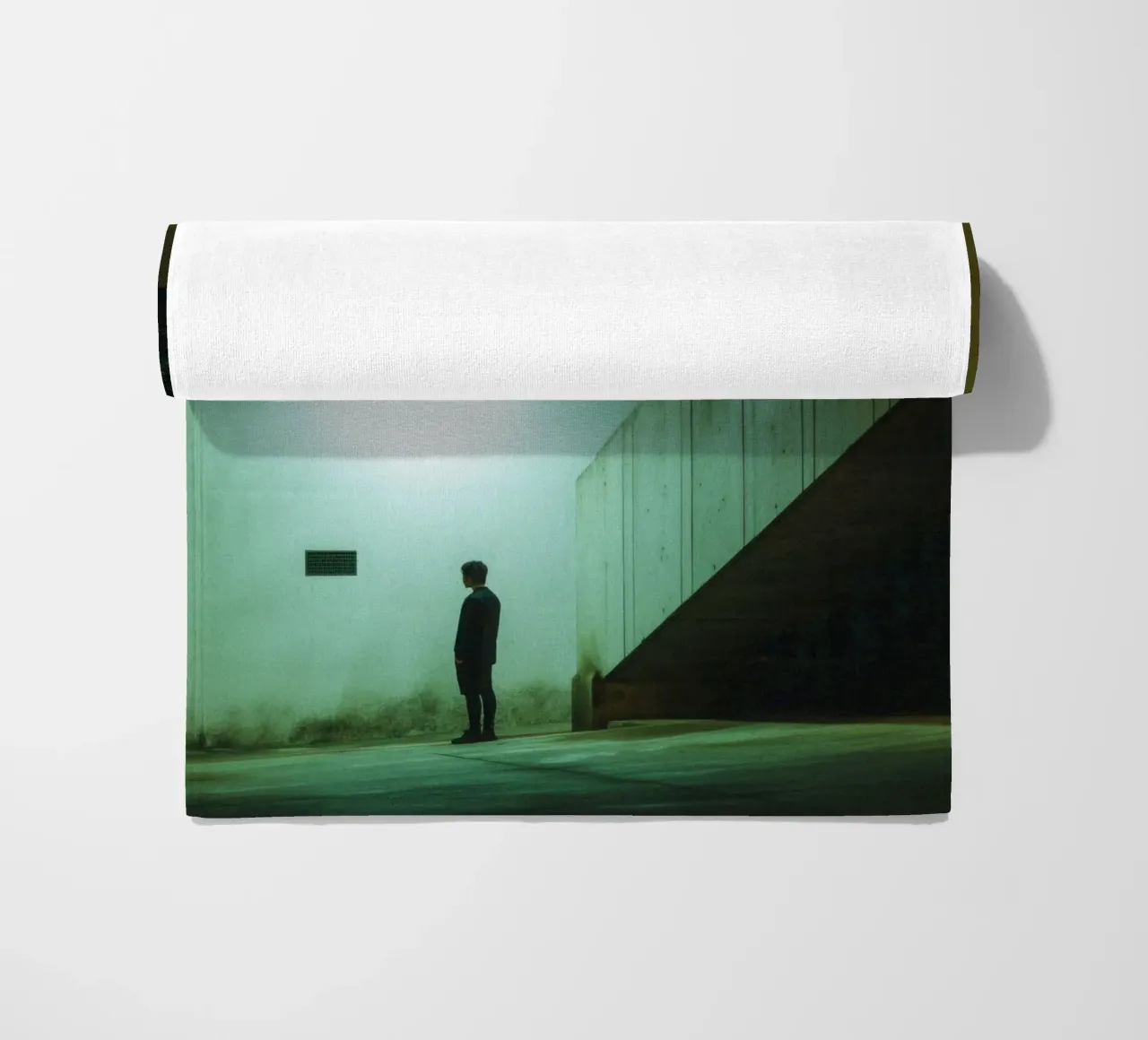 Der Hüter der Schatten in Hanoi Strandtuch von By Night